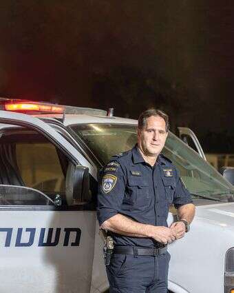 ניצב בחזית | יוסי אלוני