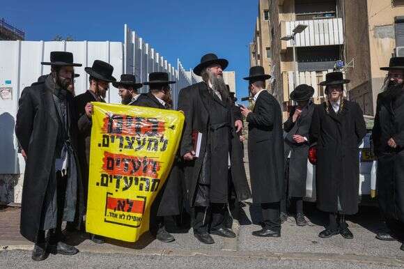 הפגנת חרדים ליד לשכת הגיוס בצפת. למצולמים אין קשר לנאמר | דוד כהן,פלאש 90