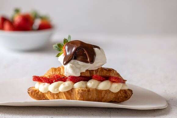 מאפיית לחמים פופאפ קרואסון 2026 קרואסון תותים, קצפת ושוקולד | דניאל לילה סטיילינג: אוריה גבע