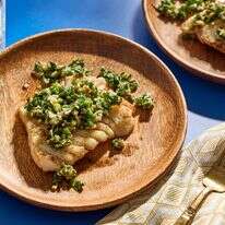 דג צרוב עם סלסת בוטנים חריפה – ארוחה קלה עם טוויסט | טום מקורקל' עיצוב אוכל מאת ג'ינה ניסטיקו עבור הוושינגטון פוסט