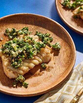 דג צרוב עם סלסת בוטנים חריפה – ארוחה קלה עם טוויסט | טום מקורקל' עיצוב אוכל מאת ג'ינה ניסטיקו עבור הוושינגטון פוסט