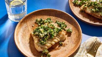 דג צרוב עם סלסת בוטנים חריפה – ארוחה קלה עם טוויסט | טום מקורקל' עיצוב אוכל מאת ג'ינה ניסטיקו עבור הוושינגטון פוסט