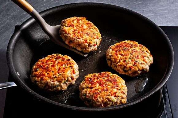 מטגנים את לביבות הסלמון עד להזהבה מכל צד | סקוט סוצ'מן / עבור הוושינגטון פוסט