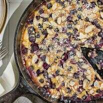 פנקייק אפוי עם אוכמניות ושקדים | טום מקורקל/עבור הוושינגטון פוסט