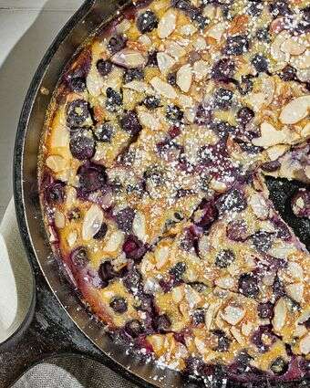 פנקייק אפוי עם אוכמניות ושקדים | טום מקורקל/עבור הוושינגטון פוסט