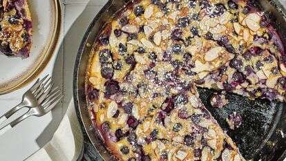 פנקייק אפוי עם אוכמניות ושקדים | טום מקורקל/עבור הוושינגטון פוסט