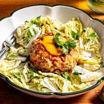 קציצות סלמון עם סלט כרוב | סקוט סוצ'מן / עבור הוושינגטון פוסט