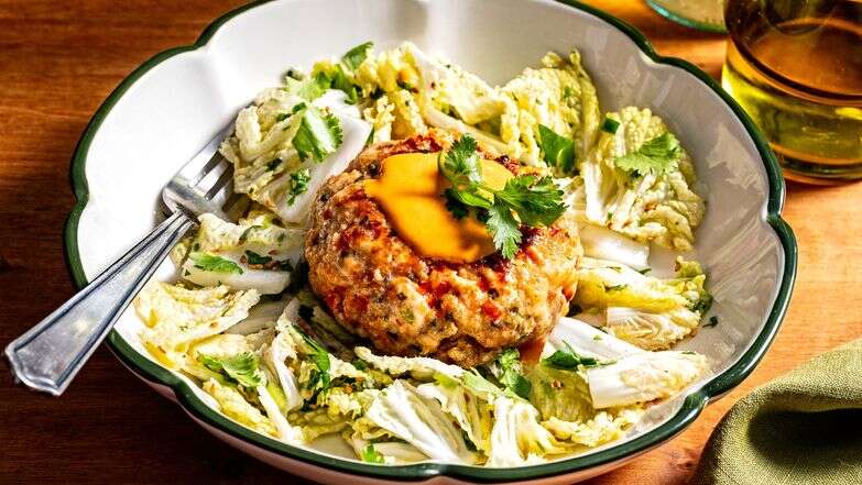 קציצות סלמון עם סלט כרוב | סקוט סוצ'מן / עבור הוושינגטון פוסט