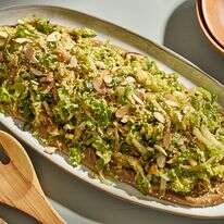 סלט כרוב עם טחינה, סויה וליים – פריך, קרמי ומלא טעם | טום מקורקל/עבור הוושינגטון פוסט