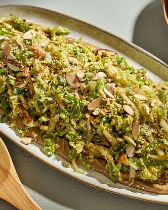 סלט כרוב עם טחינה, סויה וליים – פריך, קרמי ומלא טעם | טום מקורקל/עבור הוושינגטון פוסט