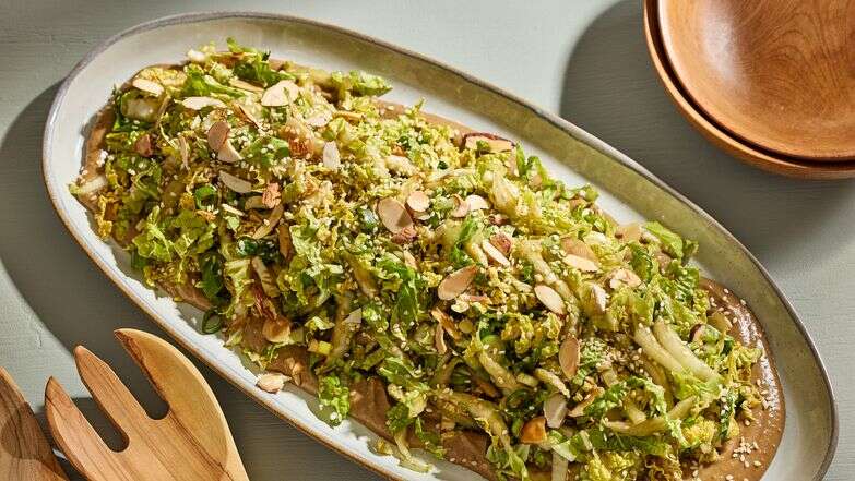 סלט כרוב עם טחינה, סויה וליים – פריך, קרמי ומלא טעם | טום מקורקל/עבור הוושינגטון פוסט