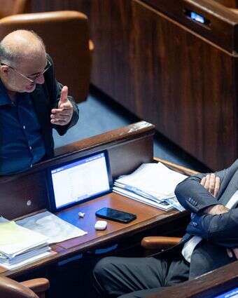 חברי הכנסת אחמד טיבי (מימין) ומנסור עבאס | יונתן זינדל, פלאש 90