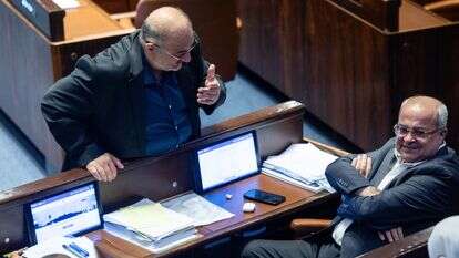 חברי הכנסת אחמד טיבי (מימין) ומנסור עבאס | יונתן זינדל, פלאש 90