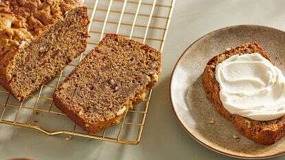 עוגת תמרים ואגוזים בלי סוכר לבן – רכה ועסיסית | טום מקורקל, עיצוב אוכל מאת ג'ינה ניסטיקו עבור הוושינגטון פוסט