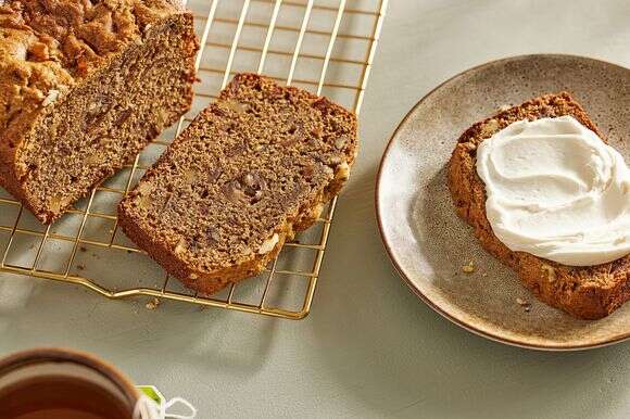 עוגת תמרים ואגוזים בלי סוכר לבן – רכה ועסיסית | טום מקורקל, עיצוב אוכל מאת ג'ינה ניסטיקו עבור הוושינגטון פוסט