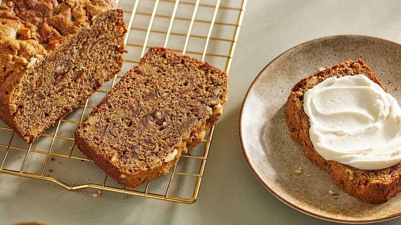 עוגת תמרים ואגוזים בלי סוכר לבן – רכה ועסיסית | טום מקורקל, עיצוב אוכל מאת ג'ינה ניסטיקו עבור הוושינגטון פוסט