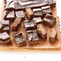 חטיפי שוקולד חרובים ללא אפייה מצופים בגנאש | אפרת ליכטנשטט חטיפי שוקולד חרובים ללא אפייה מצופים בגנאש | אפרת ליכטנשטט