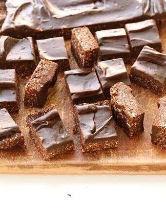 חטיפי שוקולד חרובים ללא אפייה מצופים בגנאש | אפרת ליכטנשטט