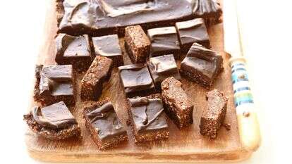 חטיפי שוקולד חרובים ללא אפייה מצופים בגנאש | אפרת ליכטנשטט