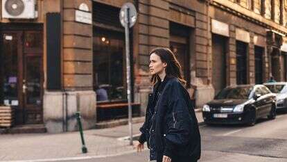 בומבר מרכך שמלת ערב ומכניס קריצה אורבנית גם ללוק הכי מחושב | שאטרסטוק