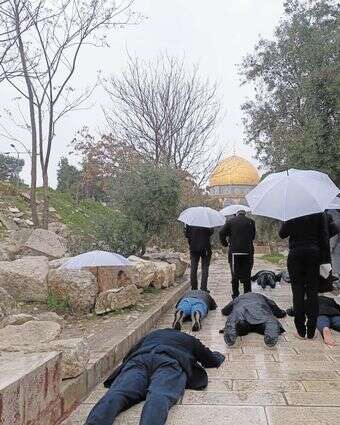 יהודים משתטחים בתפילה בהר הבית | איתי אליצור