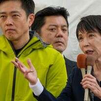 סאנה טקאיצ'י, מימין, מהמפלגה הליברלית-דמוקרטית השלטת, ומנהיג מפלגת החדשנות היפנית, הירופומי יושימורה, משמאל, מקיימים עצרת בחירות משותפת בטוקיו | AP/יוג'ין הושיקו