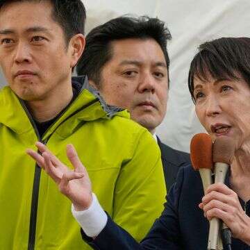 סאנה טקאיצ'י, מימין, מהמפלגה הליברלית-דמוקרטית השלטת, ומנהיג מפלגת החדשנות היפנית, הירופומי יושימורה, משמאל, מקיימים עצרת בחירות משותפת בטוקיו | AP/יוג'ין הושיקו