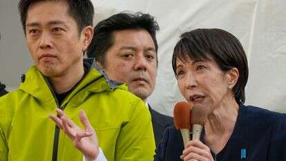 סאנה טקאיצ'י, מימין, מהמפלגה הליברלית-דמוקרטית השלטת, ומנהיג מפלגת החדשנות היפנית, הירופומי יושימורה, משמאל, מקיימים עצרת בחירות משותפת בטוקיו | AP/יוג'ין הושיקו