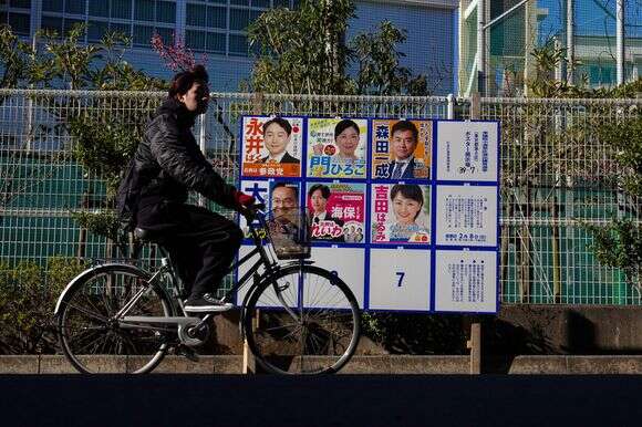 פוסטר של קמפיין בחירות לקראת הבחירות לבית התחתון בטוקיו | AP/לואיז דלמוט