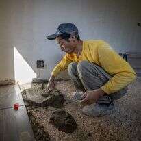 פועל בנייה סיני באתר בנייה בירושלים | חיים גולדברג/פלאש90