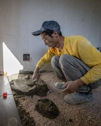 פועל בנייה סיני באתר בנייה בירושלים | חיים גולדברג/פלאש90