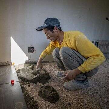 פועל בנייה סיני באתר בנייה בירושלים | חיים גולדברג/פלאש90
