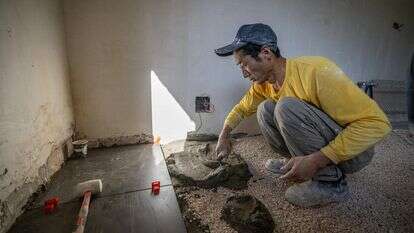 פועל בנייה סיני באתר בנייה בירושלים | חיים גולדברג/פלאש90