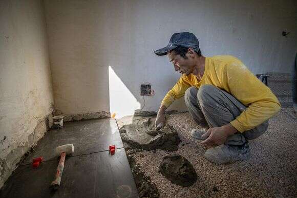 פועל בנייה סיני באתר בנייה בירושלים | חיים גולדברג/פלאש90