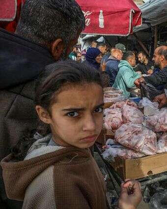 ילדה עזתית בשוק חאן יונס בעזה, 30 בינואר 2026 | אעבד ראחים חאטיב, פלאש 90