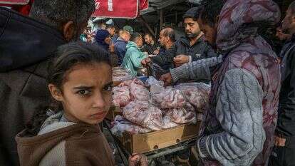 ילדה עזתית בשוק חאן יונס בעזה, 30 בינואר 2026 | אעבד ראחים חאטיב, פלאש 90