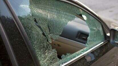 חלון רכב מנופץ | שאטרסטוק