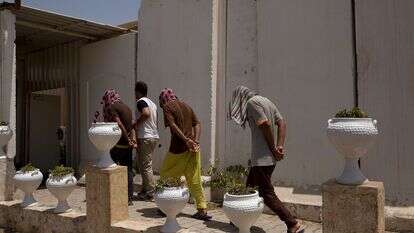 שלושה עיראקים שנידונו למוות בשל היותם לוחמים לכאורה בארגון המדינה האסלאמית | AP