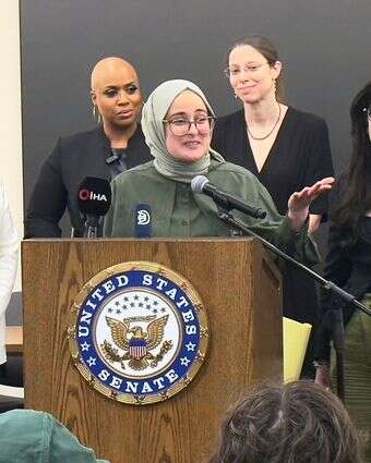 רומייסה אוזטורק, סטודנטית מאוניברסיטת טאפטס מטורקיה, שנעצרה על ידי סוכני הגירה בזמן שהלכה ברחוב בפרבר של בוסטון, משוחחת עם כתבים עם שובה לבוסטון, 10 במאי 2025, יום לאחר ששוחררה ממרכז מעצר להגירה בלואיזיאנה בהוראת שופט פדרלי | AP