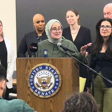 רומייסה אוזטורק, סטודנטית מאוניברסיטת טאפטס מטורקיה, שנעצרה על ידי סוכני הגירה בזמן שהלכה ברחוב בפרבר של בוסטון, משוחחת עם כתבים עם שובה לבוסטון, 10 במאי 2025, יום לאחר ששוחררה ממרכז מעצר להגירה בלואיזיאנה בהוראת שופט פדרלי | AP