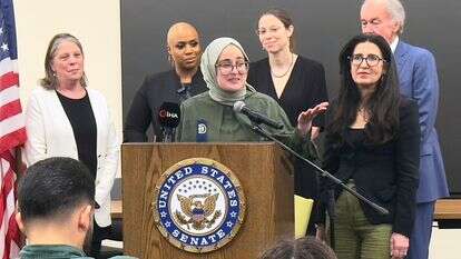 רומייסה אוזטורק, סטודנטית מאוניברסיטת טאפטס מטורקיה, שנעצרה על ידי סוכני הגירה בזמן שהלכה ברחוב בפרבר של בוסטון, משוחחת עם כתבים עם שובה לבוסטון, 10 במאי 2025, יום לאחר ששוחררה ממרכז מעצר להגירה בלואיזיאנה בהוראת שופט פדרלי | AP