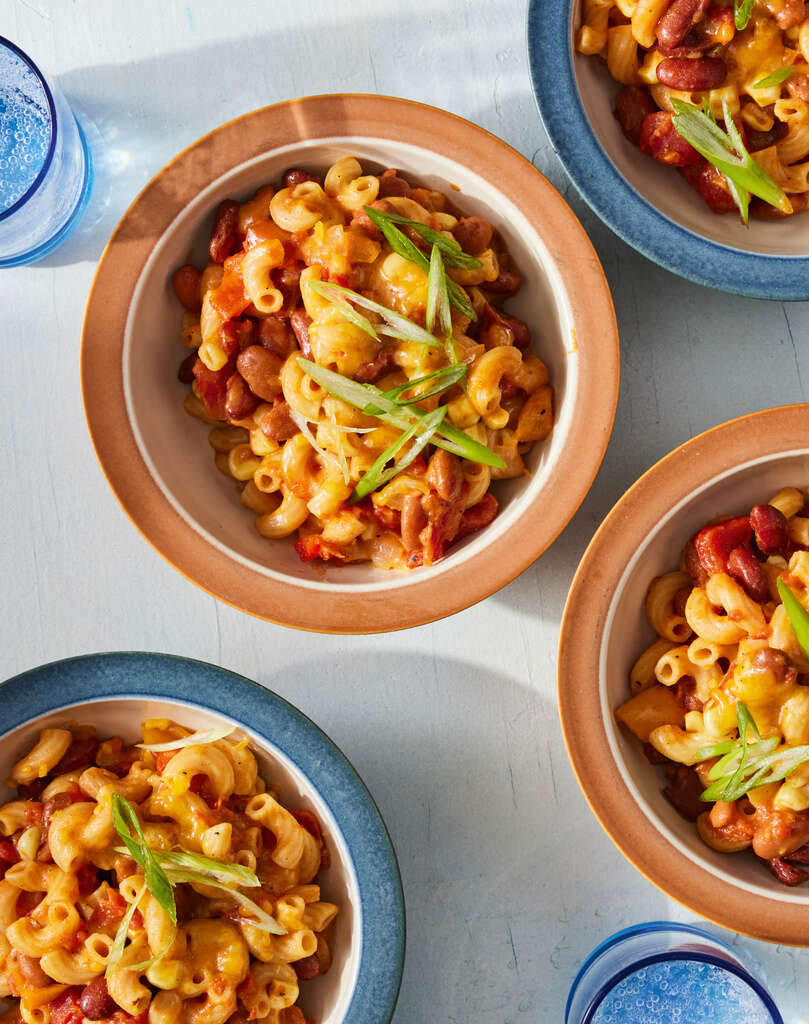 מתכון לצ'ילי בשילוב מק אנד צ'יז מתוך ספר הבישול של בריטני מולינס | קריסטין טייג/Voracious דרך AP מתכון לצ'ילי בשילוב מק אנד צ'יז מתוך ספר הבישול של בריטני מולינס | קריסטין טייג/Voracious דרך AP