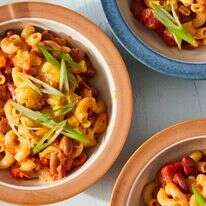 מתכון לצ'ילי בשילוב מק אנד צ'יז מתוך ספר הבישול של בריטני מולינס | קריסטין טייג/Voracious דרך AP מתכון לצ'ילי בשילוב מק אנד צ'יז מתוך ספר הבישול של בריטני מולינס | קריסטין טייג/Voracious דרך AP