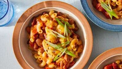 מתכון לצ'ילי בשילוב מק אנד צ'יז מתוך ספר הבישול של בריטני מולינס | קריסטין טייג/Voracious דרך AP מתכון לצ'ילי בשילוב מק אנד צ'יז מתוך ספר הבישול של בריטני מולינס | קריסטין טייג/Voracious דרך AP