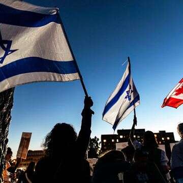 דגלי ישראל וקנדה במהלך הפגנה בטורונטו למען החטופים | דורון הורוביץ, פלאש 90
