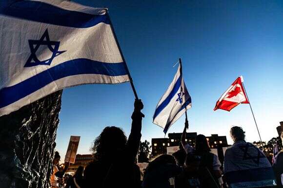 דגלי ישראל וקנדה במהלך הפגנה בטורונטו למען החטופים | דורון הורוביץ, פלאש 90