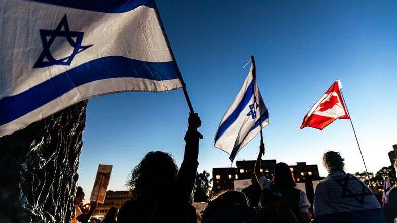 דגלי ישראל וקנדה במהלך הפגנה בטורונטו למען החטופים | דורון הורוביץ, פלאש 90