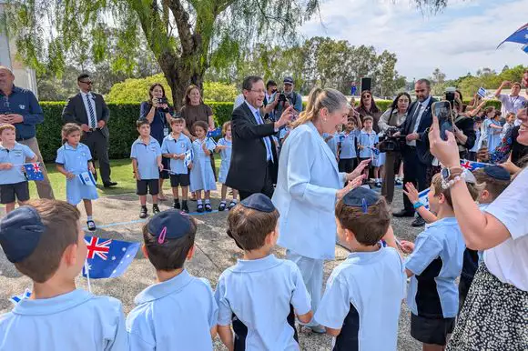 נשיא המדינה יצחק הרצוג ורעייתו עם ילדי בית הספר "מוריה" בסידני | ישי פלג