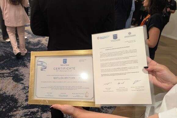 תעודות הכרה רשמיות מטעם מדינת ישראל למשפחות הנרצחים מהפיגוע בסידני | ישי פלג