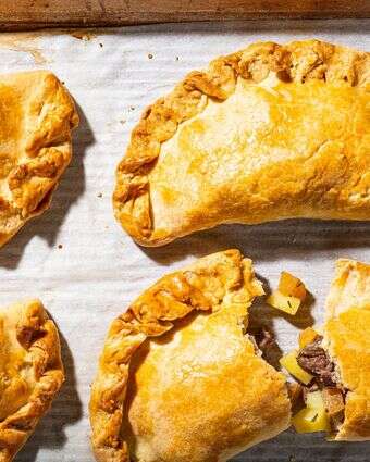 המאפה הבריטי שעובדי מכרות אכלו בידיים ואפשר להכין בבית | ריי לופז עבור הוושינגטון פוסט